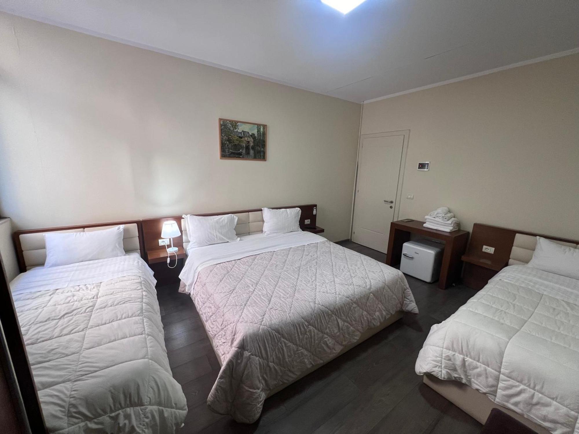Bobi Hotel Shkodër Esterno foto