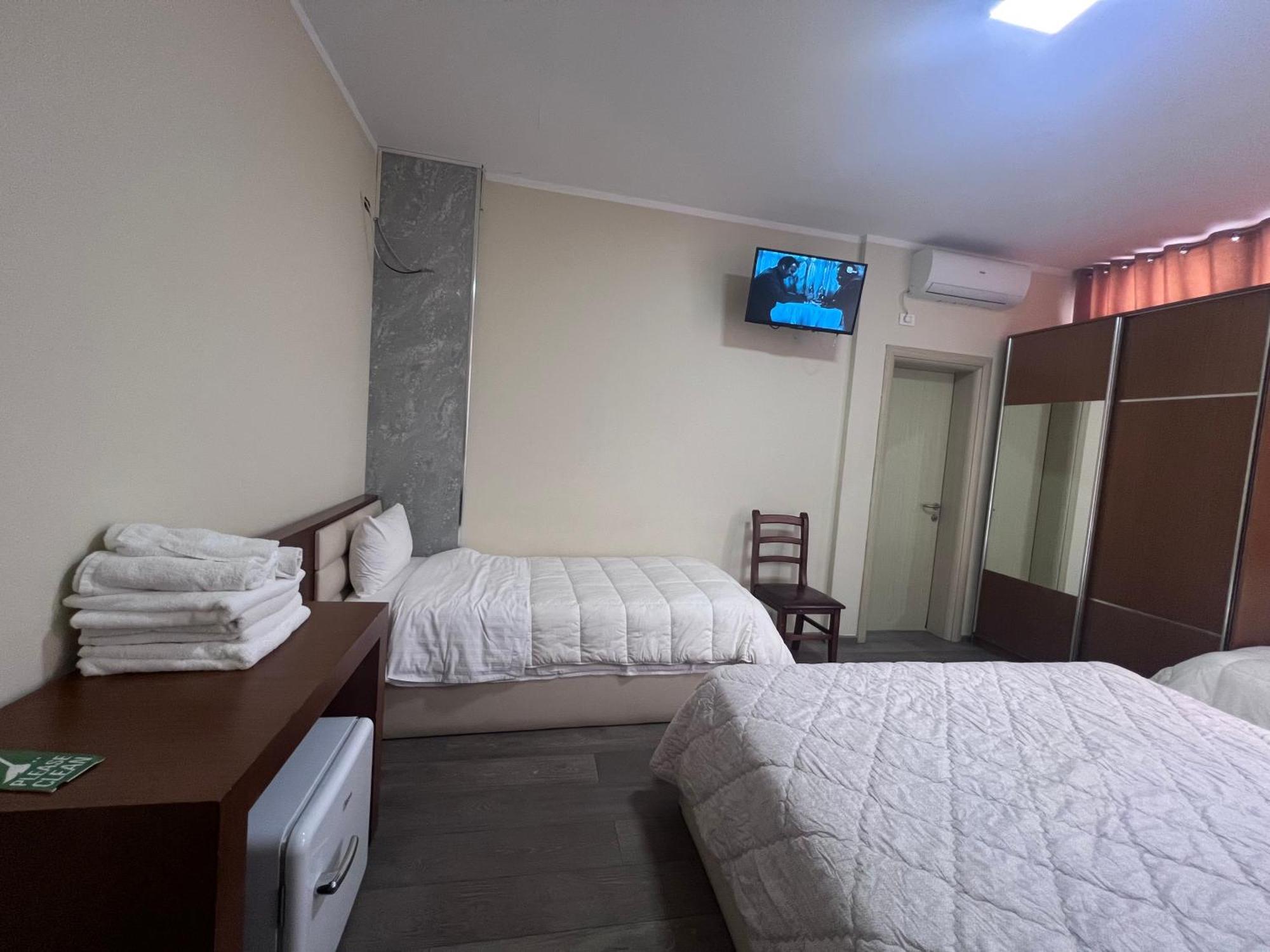 Bobi Hotel Shkodër Esterno foto